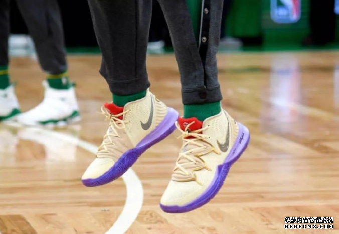 2018圣诞大战詹姆斯上脚lbj16超人配色 圣诞大战颜值超高的鞋款盘点 2018圣诞大战詹姆斯上脚lbj16超人配色 圣诞大战颜值超高的鞋款盘点