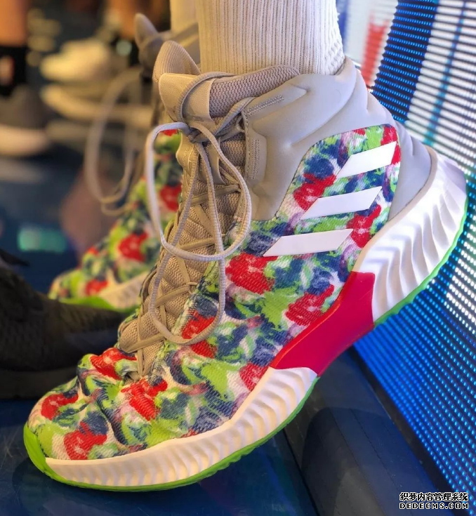 2018圣诞大战詹姆斯上脚lbj16超人配色 圣诞大战颜值超高的鞋款盘点 2018圣诞大战詹姆斯上脚lbj16超人配色 圣诞大战颜值超高的鞋款盘点