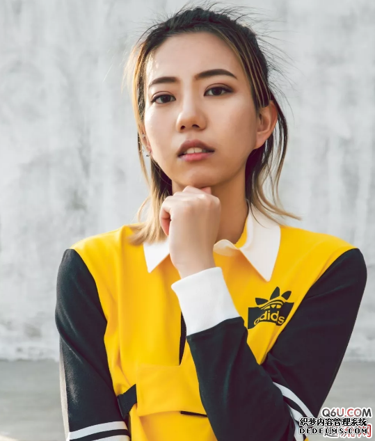 老爹鞋真的烂大街了吗 女生穿搭老爹鞋街拍示范 老爹鞋真的烂大街了吗 女生穿搭老爹鞋街拍示范