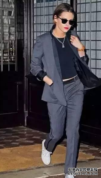 西裤+球鞋怎么搭配才好看 西裤+球鞋搭配技巧 西裤+球鞋怎么搭配才好看 西裤+球鞋搭配技巧