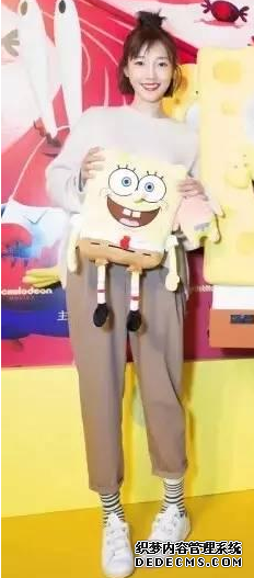 西裤+球鞋怎么搭配才好看 西裤+球鞋搭配技巧 西裤+球鞋怎么搭配才好看 西裤+球鞋搭配技巧