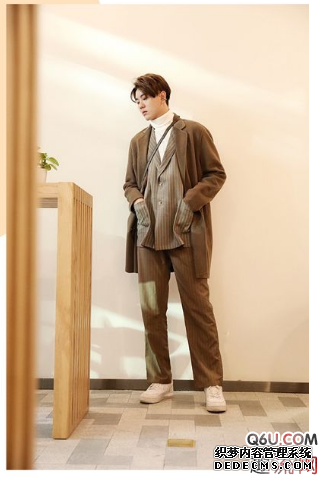 年会穿什么西装合适 年会西装穿什么颜色好看呢 年会穿什么西装合适 年会西装穿什么颜色好看呢