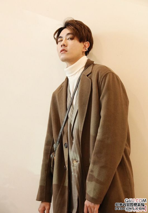 年会穿什么西装合适 年会西装穿什么颜色好看呢 年会穿什么西装合适 年会西装穿什么颜色好看呢