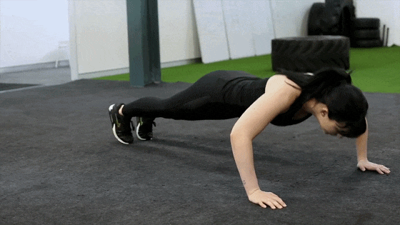 俯卧撑塌腰怎么办 俯卧撑的正确姿势 俯卧撑塌腰怎么办 俯卧撑的正确姿势