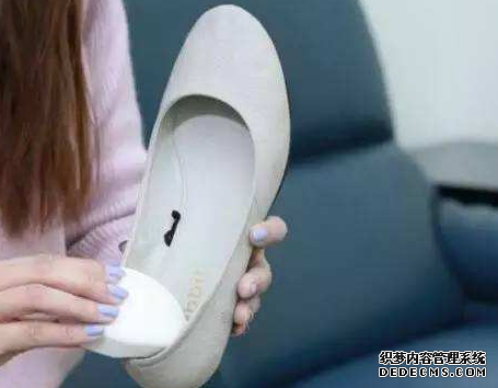 新鞋磨脚跟怎么办 新鞋磨脚跟的处理方法 新鞋磨脚跟怎么办 新鞋磨脚跟的处理方法